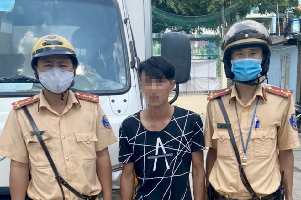 Bắn 2 phát súng chỉ thiên trấn áp tài xế dọa đâm kim tiêm vào CSGT - 1 Bắn 2 phát súng chỉ thiên trấn áp tài xế dọa đâm kim tiêm vào CSGT - 1
