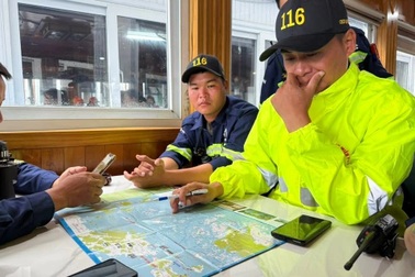 Được ủng hộ 50 triệu, đội cứu hộ vụ lật tàu ở Hạ Long mong tìm chủ nhân