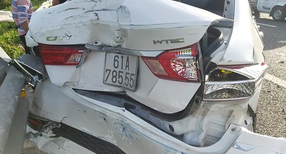Xe tải tông ô tô 4 chỗ nát bét trên đường cao tốc, tài xế thoát chết - 1 Xe tải tông ô tô 4 chỗ nát bét trên đường cao tốc, tài xế thoát chết - 1