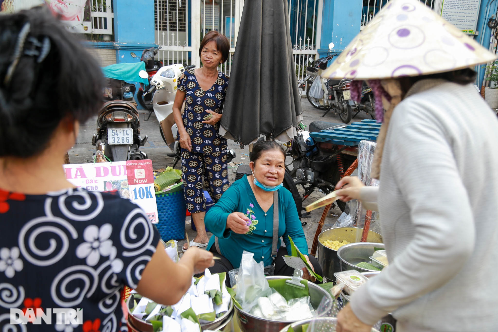 Gánh xôi sầu riêng nổi tiếng ở Sài Gòn buồn vì dịch Covid-19 - 8