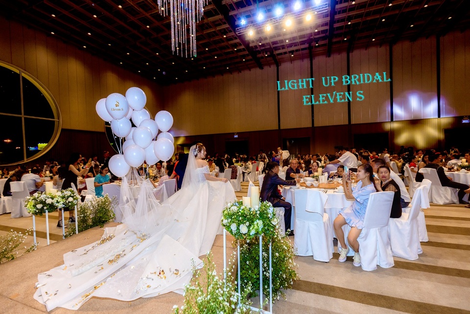 NTK Trần Phương Hoa “gây mê” giới mộ điệu với thiết kế váy cưới phát sáng độc đáo - 4 NTK Trần Phương Hoa “gây mê” giới mộ điệu với thiết kế váy cưới phát sáng độc đáo - 4