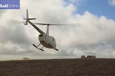 Liều mình chụp hình trên miệng núi lửa đang cuồn cuộn dung nham nóng chảy