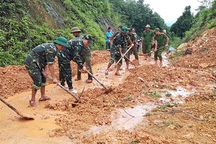 Đường vào Rào Trăng 3 đang gặp nhiều khó khăn vì mưa rất lớn