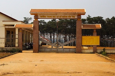 Gần 1.000 học sinh phải chia nhau đi học nhờ