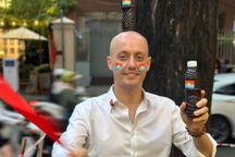 Anh Tây đi giữa trời mưa tặng nước sâm cho chiến sỹ tập diễu binh