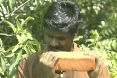 Người đàn ông thích... ăn gạch