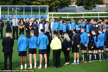 Toàn đội Leicester City mặc niệm nhà Vua Thái Lan