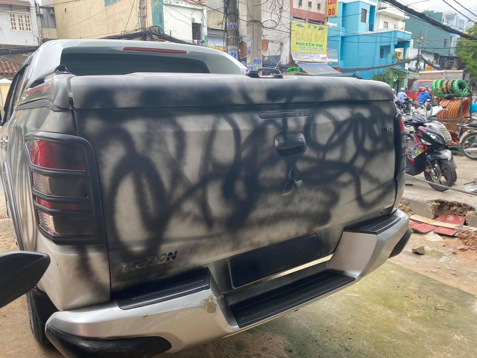 Đỗ chắn lối cửa hàng, xe bị sơn chằng chịt: Tại anh, tại ả tại cả đôi bên? - 3 Đỗ chắn lối cửa hàng, xe bị sơn chằng chịt: Tại anh, tại ả tại cả đôi bên? - 3