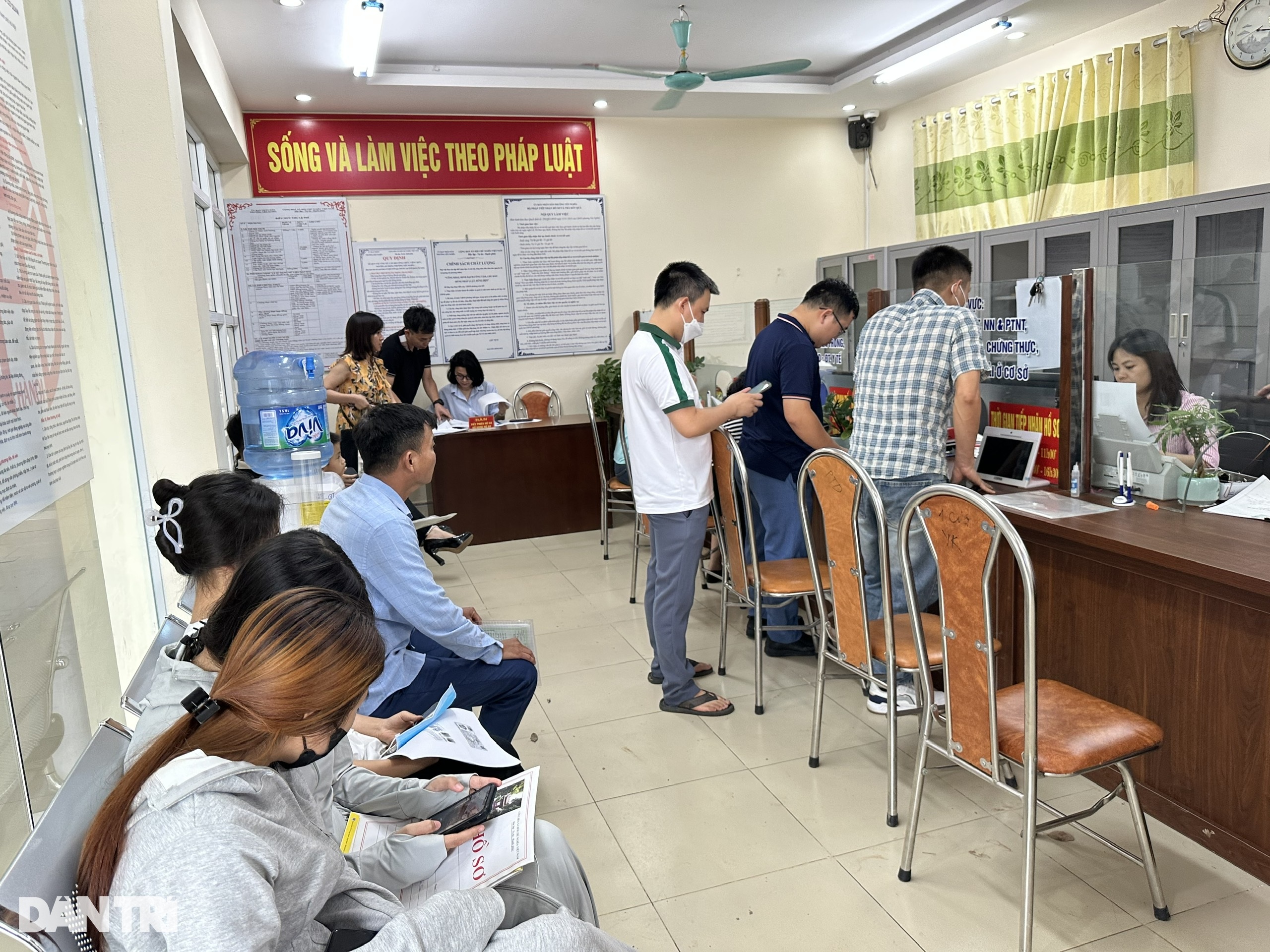 Người dân tấp nập đi làm thủ tục đất đai, xây dựng trong ngày đầu sáp nhập  - 1