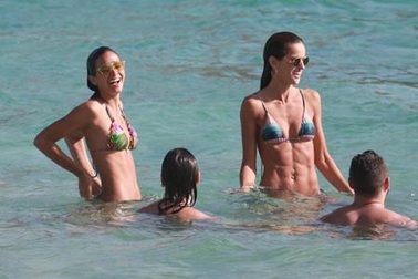 Bạn gái Neymar táo bạo diện bikini khoe thân hình nóng bỏng