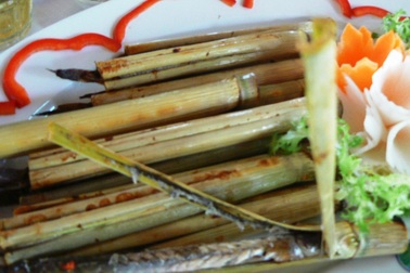 Độc đáo món cá kèo nướng ống sậy miền Tây sông nước