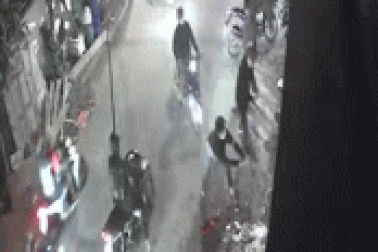 TPHCM: Xôn xao clip hơn 20 người bao vây, chém gục nam thanh niên