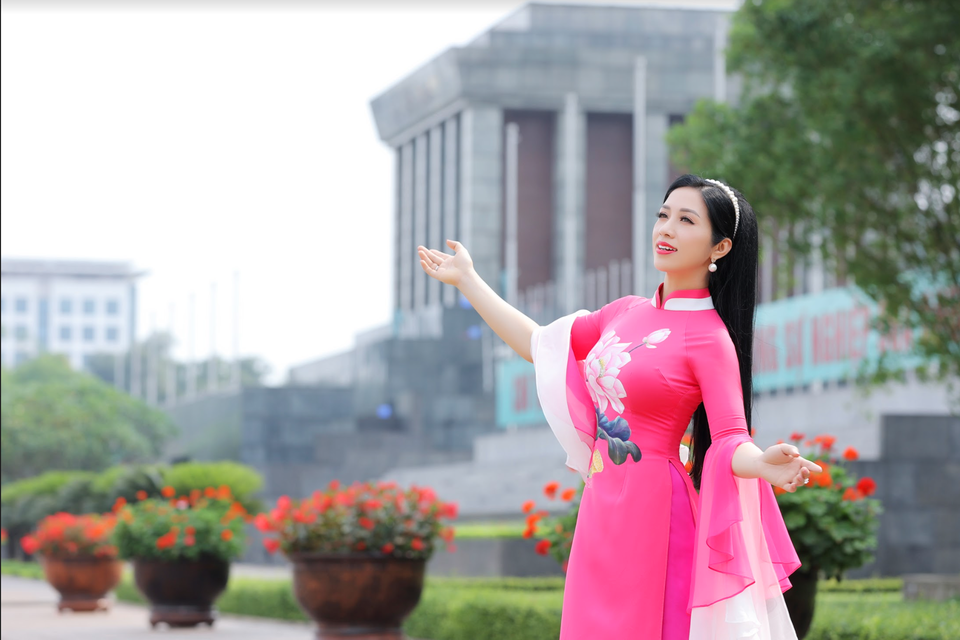 Sao Mai Phương Nga ra mắt album mừng sinh nhật Bác - 3 Sao Mai Phương Nga ra mắt album mừng sinh nhật Bác - 3