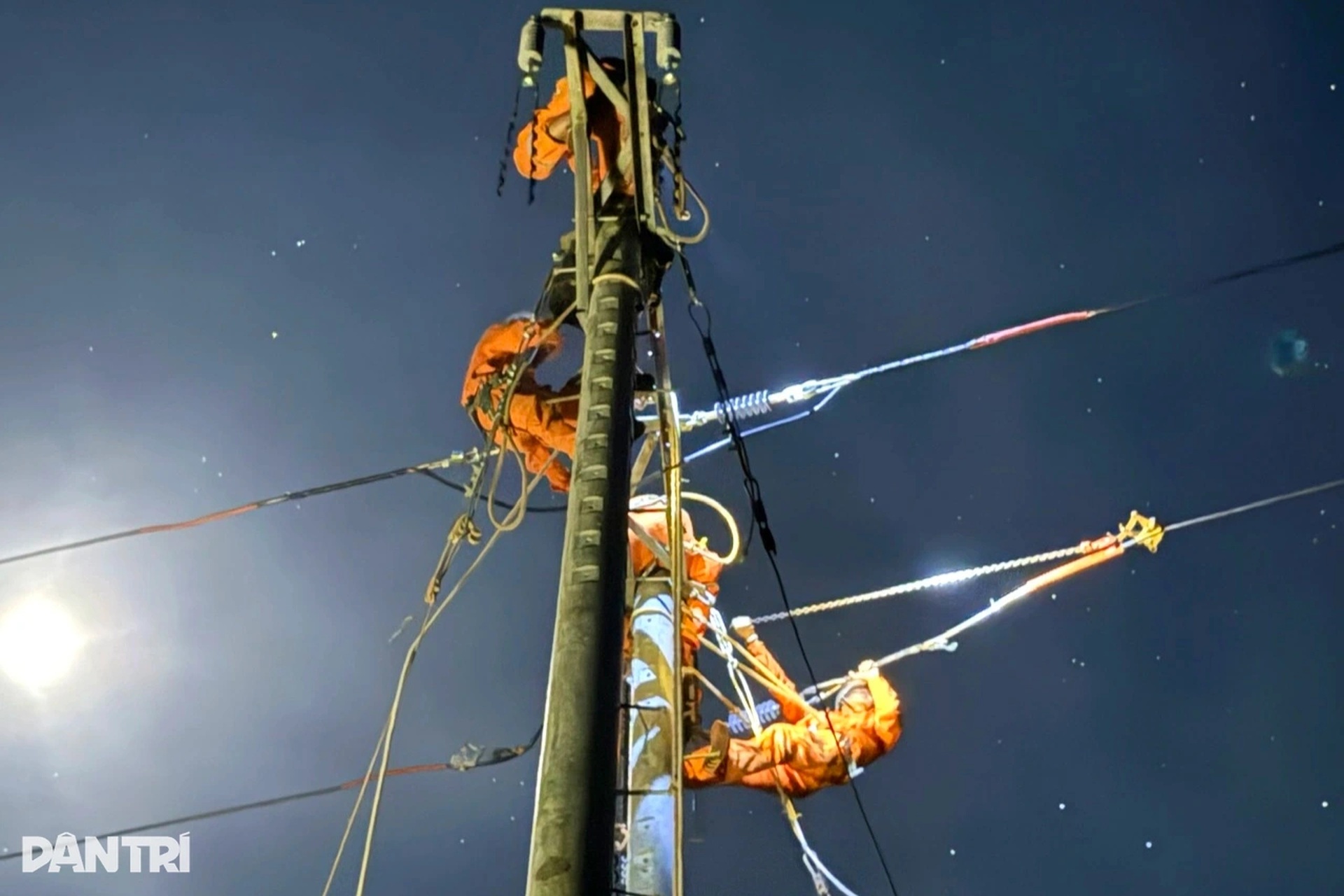 Những người nhện áo cam làm việc ngày đêm dọc miền Trung mùa mưa bão - 7