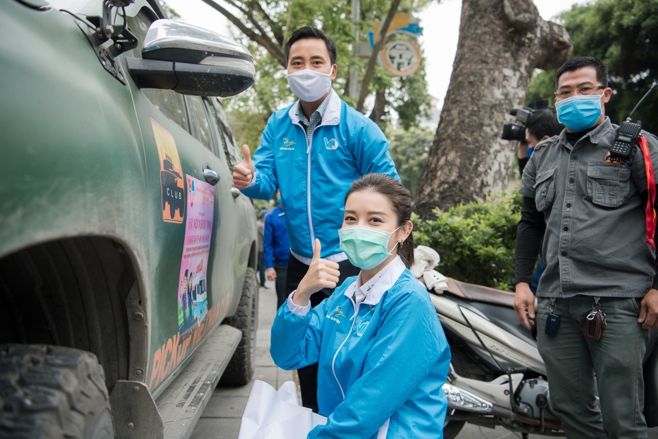 Huyền My tới xóm chạy thận Bạch Mai tặng những suất ăn ấm lòng mùa dịch - 6 Huyền My tới xóm chạy thận Bạch Mai tặng những suất ăn ấm lòng mùa dịch - 6