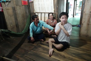 “Phá sản” vì con bại não, gia đình nghèo bần cùng trong căn nhà chờ sập