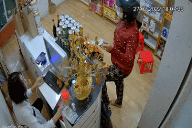 Nữ "siêu trộm" dùng tay mua hàng, chân móc ví trong ba lô... sa lưới