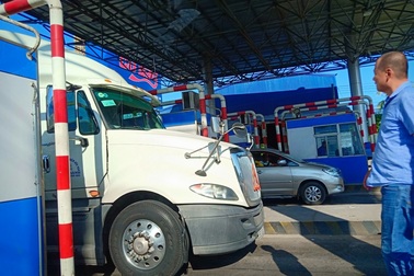 Tài xế phản đối trạm BOT T2, chặn lối lên cầu Vàm Cống