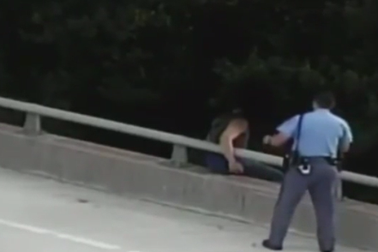 Cảnh sát an ủi người đàn ông định nhảy cầu tự tử