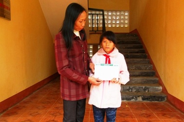 Bạn đọc sưởi ấm cô học trò nhỏ mồ côi cha mẹ   
