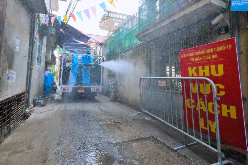 Hà Nội: Quân đội khử khuẩn ổ dịch thị trấn Quốc Oai - 2 Hà Nội: Quân đội khử khuẩn ổ dịch thị trấn Quốc Oai - 2