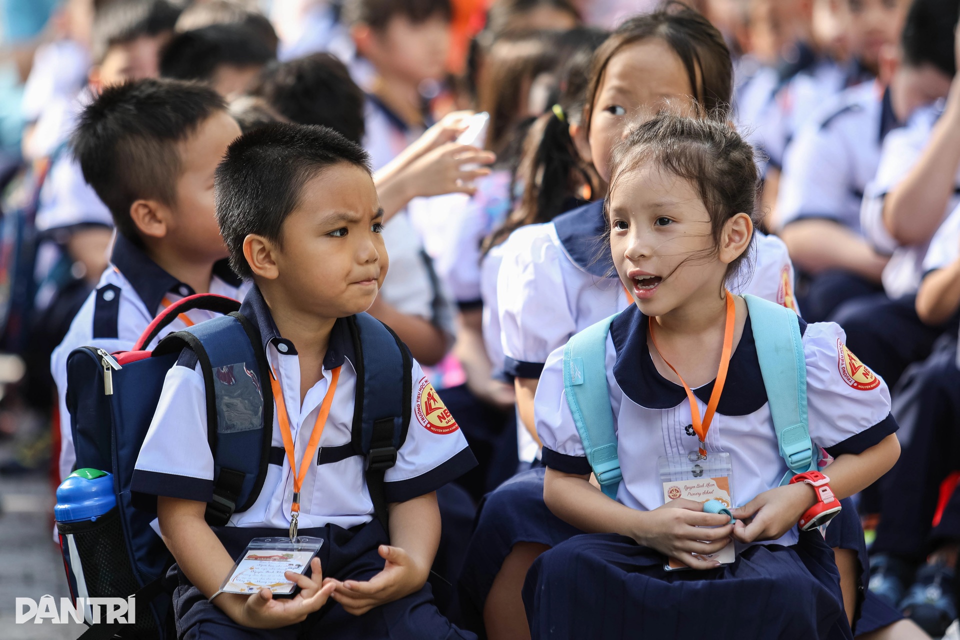 Muôn vàn cảm xúc của học sinh lớp 1 TPHCM trong ngày đầu đến trường - 1
