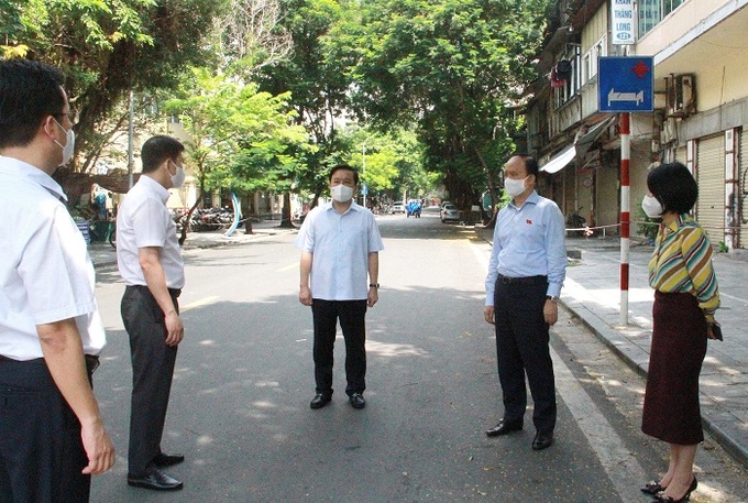 Chủ tịch Hội đồng Nhân dân thành phố Nguyễn Ngọc Tuấn đã đi kiểm tra thực tế công tác khoanh vùng, phòng chống dịch Covid-19 tại khu vực Bệnh viện Hữu nghị Việt Đức
