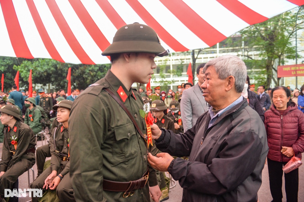 Xúc động cảnh bố dặn dò con, vợ chia tay chồng lên đường nhập ngũ - 2 Xúc động cảnh bố dặn dò con, vợ chia tay chồng lên đường nhập ngũ - 2