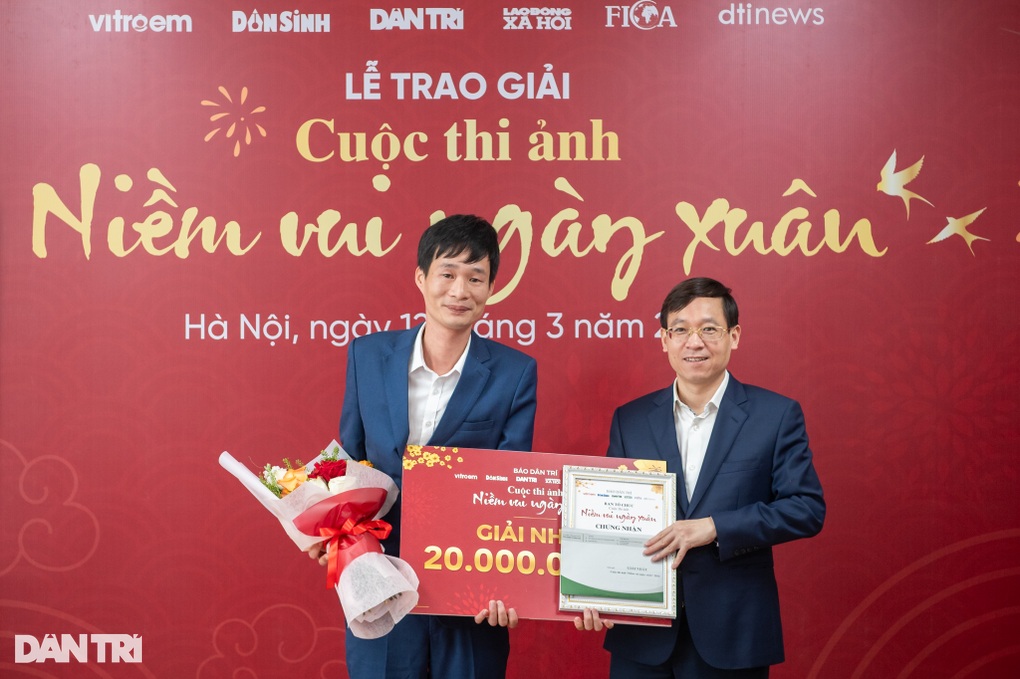 Báo Dân trí trao giải cuộc thi ảnh Niềm vui ngày Xuân năm 2024 - 2 Báo Dân trí trao giải cuộc thi ảnh Niềm vui ngày Xuân năm 2024 - 2