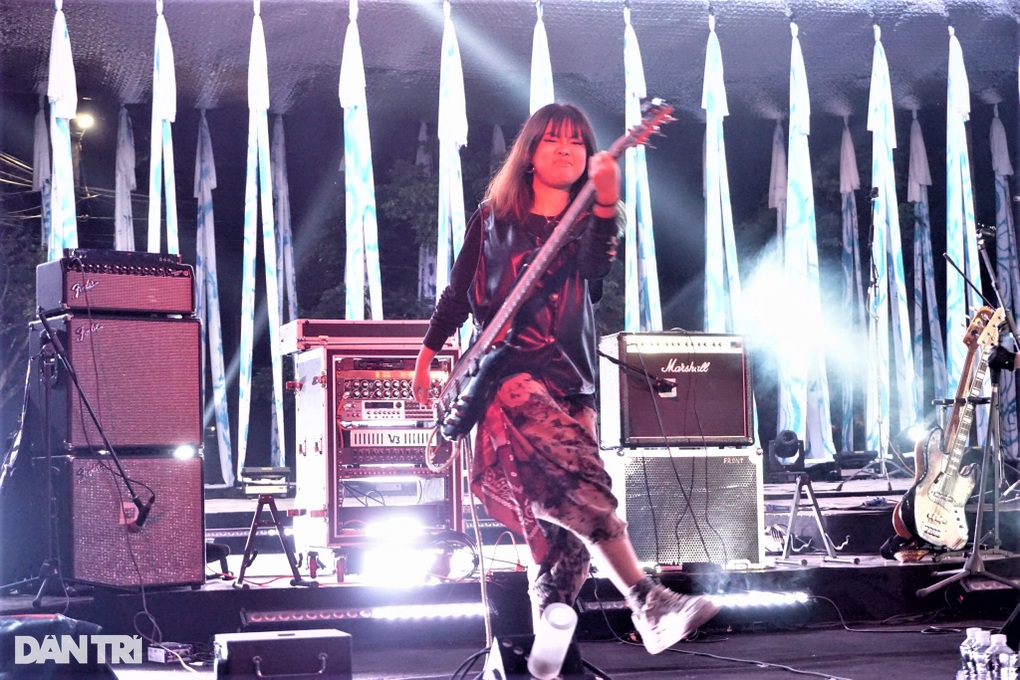 Ban nhạc rock toàn bạn trẻ quậy tung đêm diễn tại Hà Nội - 3