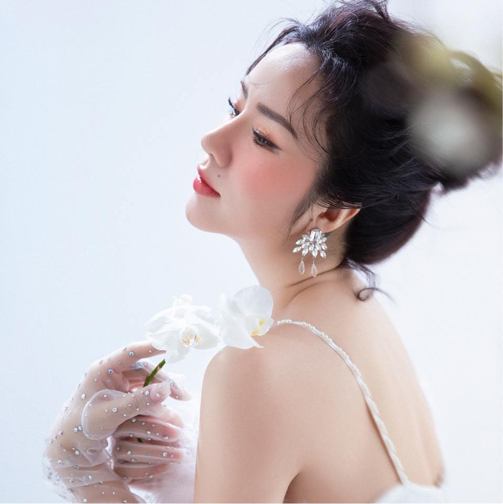 Triệu Hồng Ngọc: Mẹ đơn thân nhan sắc như chị em với con trai 17 tuổi - 4 Triệu Hồng Ngọc: Mẹ đơn thân nhan sắc như chị em với con trai 17 tuổi - 4