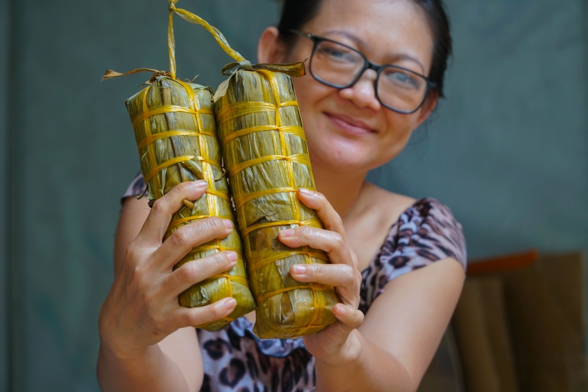 Thu nhập 30 triệu đồng bỗng mất sạch, thợ may đi bán bánh tét mưu sinh - 1 Thu nhập 30 triệu đồng bỗng mất sạch, thợ may đi bán bánh tét mưu sinh - 1