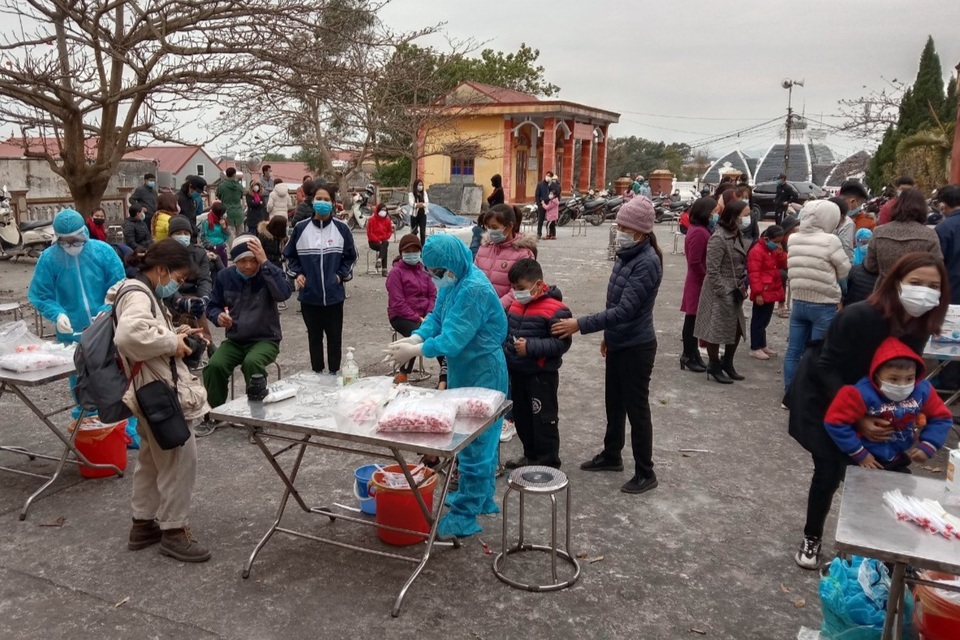 Hàng trăm người nườm nượp đi xét nghiệm nhanh Covid-19 ở Hải Dương - 8 Hàng trăm người nườm nượp đi xét nghiệm nhanh Covid-19 ở Hải Dương - 8