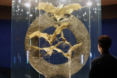 Tượng làm từ 162kg vàng 281kg bạc bị chỉ trích, nay giúp "hốt tiền" mỏi tay