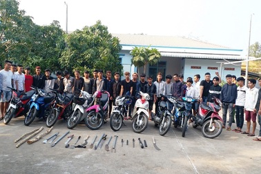 Bắt 32 đối tượng mang theo súng, dao… dàn trận hỗn chiến