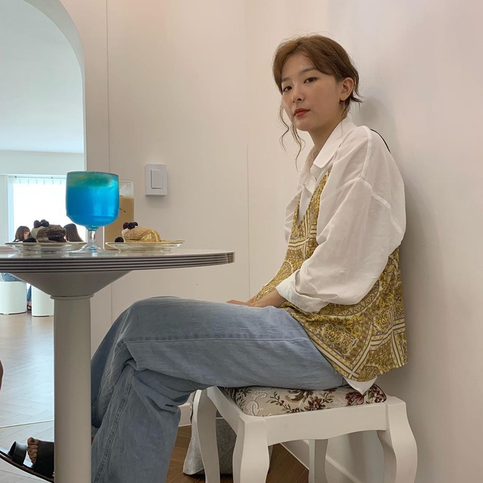 Áo sơ mi/blouse trắng nhạt cỡ nào thì vào tay các mỹ nhân Hàn cũng ra được những set đồ đẹp mê ly - Ảnh 7. Áo sơ mi/blouse trắng nhạt cỡ nào thì vào tay các mỹ nhân Hàn cũng ra được những set đồ đẹp mê ly - Ảnh 7.