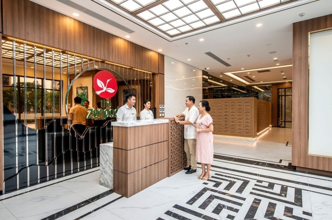 Sảnh đón với mái sảnh màu vàng nổi bật, và không gian sang trọng bên trong đậm chất Phù Tang tại The Zenpark cùng với với dịch vụ lễ tân, an ninh chuyên nghiệp.