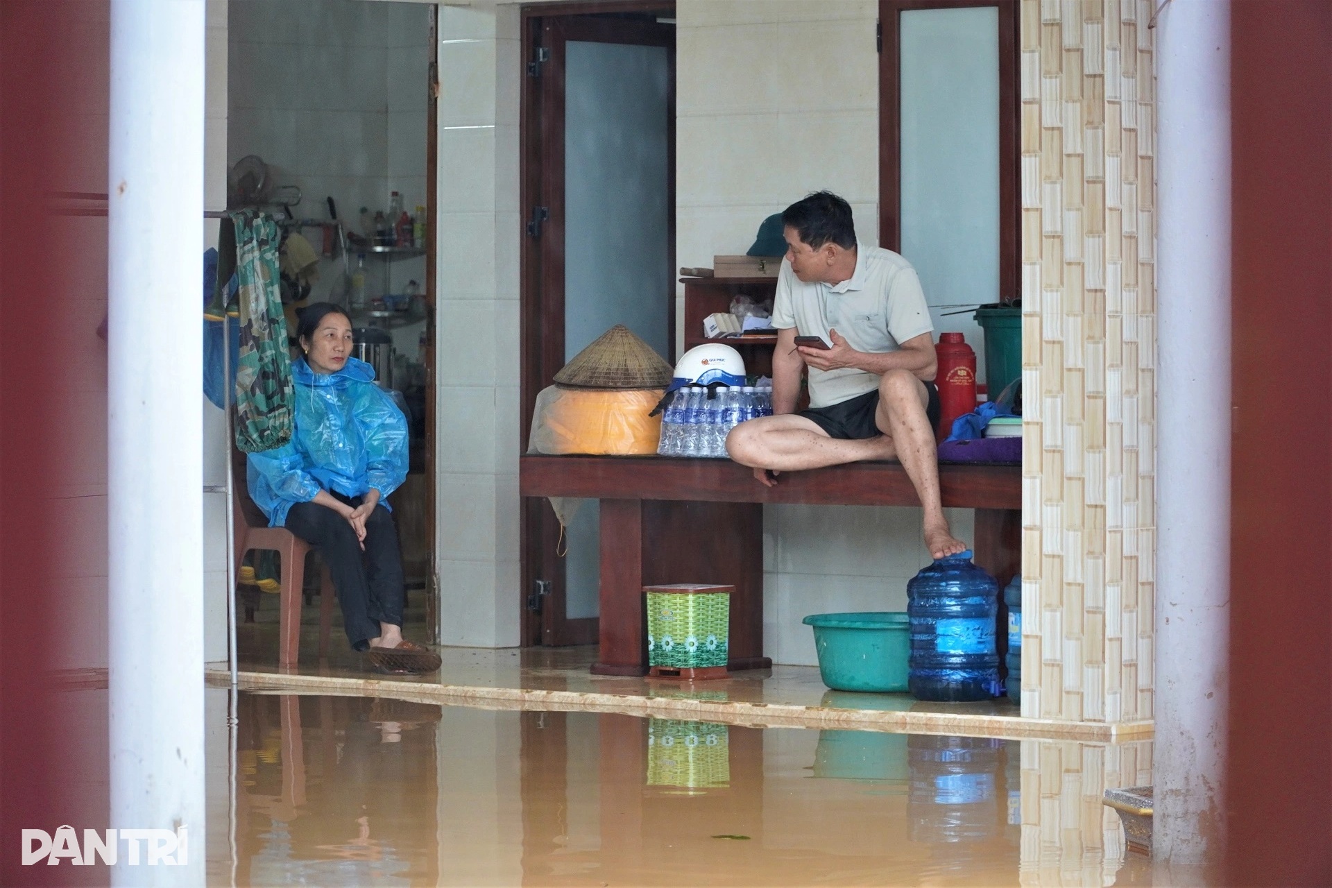 Mưa không ngớt, người dân Hà Tĩnh đưa vật nuôi, ô tô lên đê tránh lũ - 10 Mưa không ngớt, người dân Hà Tĩnh đưa vật nuôi, ô tô lên đê tránh lũ - 10