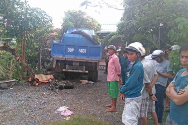 Xe ben mất lái tông bà bán vé số chết thảm