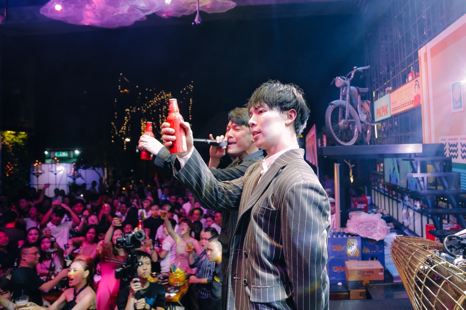 Erik cháy hết mình cùng hàng trăm khán giả - 2 Erik cháy hết mình cùng hàng trăm khán giả - 2