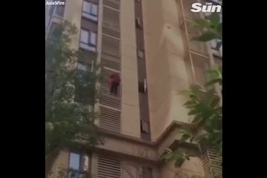 Cụ bà 90 liều lĩnh trèo xuống từ tầng 9 tòa nhà