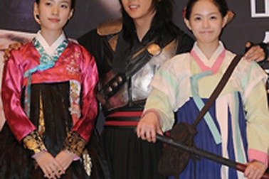 Ra mắt đoàn làm phim “Nhất Chi Mai” của Lee Jun Ki