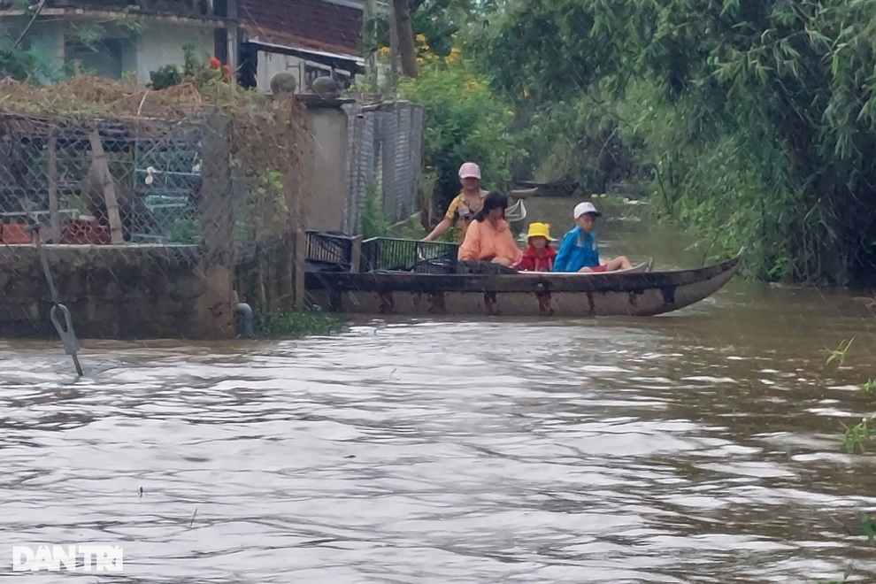 Nước lũ ngập mênh mông, đất đá bịt kín đường sau nhiều ngày mưa lớn - 7 Nước lũ ngập mênh mông, đất đá bịt kín đường sau nhiều ngày mưa lớn - 7