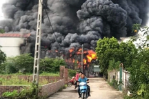 Cháy lớn tại xưởng chăn đệm ở Hà Nội, 3 mẹ con bị thương