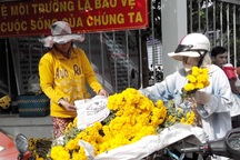 Rằm tháng 7: Hàng chay đắt khách, hàng hoa lãi nửa triệu/ngày