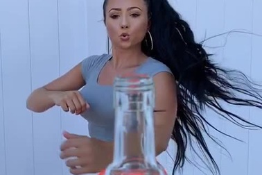 Nữ người mẫu Ashley Nocera cũng thực hiện theo “thử thách đá nút chai”