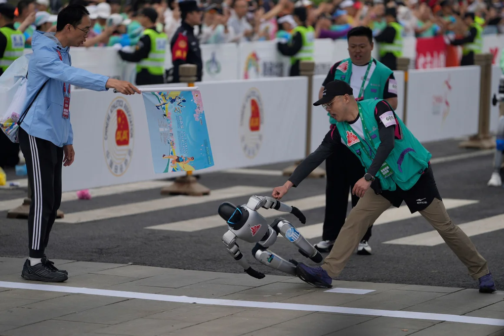 Kết quả cuộc thi chạy bán marathon đầu tiên giữa con người và robot - 1 Kết quả cuộc thi chạy bán marathon đầu tiên giữa con người và robot - 1