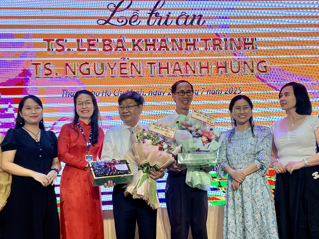 Màn đàn hát đặc biệt của cậu bé vàng Lê Bá Khánh Trình cùng bộ ba tiến sĩ - 2 Màn đàn hát đặc biệt của cậu bé vàng Lê Bá Khánh Trình cùng bộ ba tiến sĩ - 2