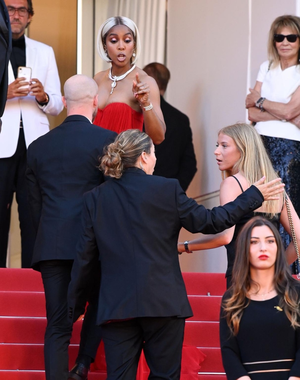 Nữ diễn viên quát mắng nhân viên thảm đỏ LHP Cannes khi bị nhắc nhở - 3