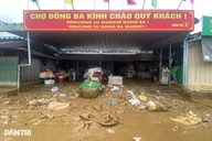 Chợ truyền thống lớn nhất Huế tan hoang sau lũ, nhiều mặt hàng khan hiếm